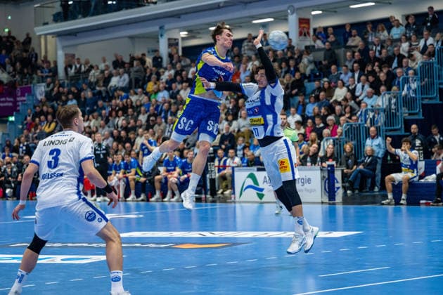 Daikin Handball Bundesliga, VfL Gummersbach - THSV Eisenach, 19.02.2026 Oskar Joelsson (ThSV Eisenach, 3), Miro Schluroff (VfL Gummersbach, 15), Philipp Meyer (ThSV Eisenach, 27), ; Daikin Handball Bundesliga, VfL Gummersbach - THSV Eisenach, 19.02.2026 Copyright: xBEAUTIFULxSPORTS Erlhofx