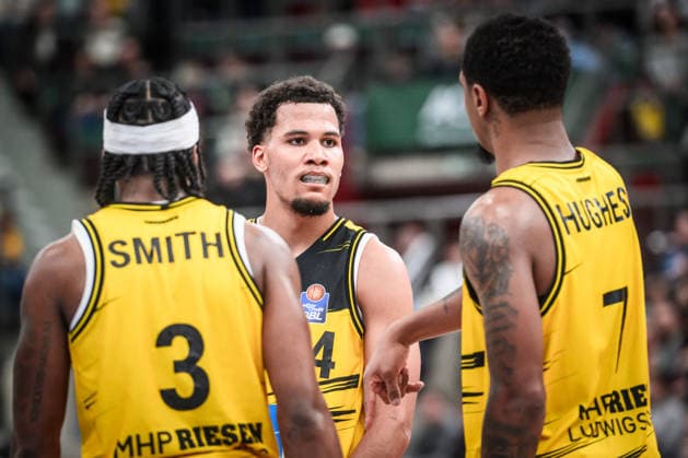 Brandon Tischler (MHP RIESEN Ludwigsburg, 24) schaut zu Elijah Hughes (MHP RIESEN Ludwigsburg, 07), re. und Stefan Smith (MHP RIESEN Ludwigsburg, 03), li. GER, MHP Riesen Ludwigsburg vs. Syntainics MBC, Basketball Bundesliga, easycredit BBL, 21. Spieltag, Spielzeit 2025 2026, 19.02.2026 GER, MHP Riesen Ludwigsburg vs. Syntainics MBC, Basketball Bundesliga, easycredit BBL, 21. Spieltag, Spielzeit 2025 2026, 19.02.2026 Ludwigsburg Copyright: xSandyxDinkelackerx EP_SDR