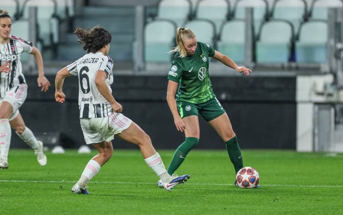 ITA, Wolfsburg, Juventus Turin vs VfL Wolfsburg, Women s Champions League, Fussball, UEFA, Spielzeit 2025 2026, Allianz Stadium, Playoffs, Rückspiel im Bild v.l.: Eva Schatzer (Juventus Turin Frauen 6), Ella Peddemors (VfL Wolfsburg Frauen 5) DFB DFL REGULATIONS PROHIBIT ANY USE OF PHOTOGRAPHS AS IMAGE SEQUENCES AND OR QUASI-VIDEO, 19.02.2026 Copyright: HMBxMedia HendrikxHamelau