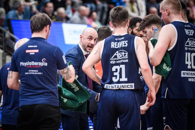 Milenko Bogicevic (Syntainics MBC, Head-Coach) spricht zu Spencer Reaves (Syntainics MBC, 31) - Auszeit, Ansprache an das Team GER, MHP Riesen Ludwigsburg vs. Syntainics MBC, Basketball Bundesliga, easycredit BBL, 21. Spieltag, Spielzeit 2025 2026, 19.02.2026 GER, MHP Riesen Ludwigsburg vs. Syntainics MBC, Basketball Bundesliga, easycredit BBL, 21. Spieltag, Spielzeit 2025 2026, 19.02.2026 Ludwigsburg Copyright: xSandyxDinkelackerx EP_SDR
