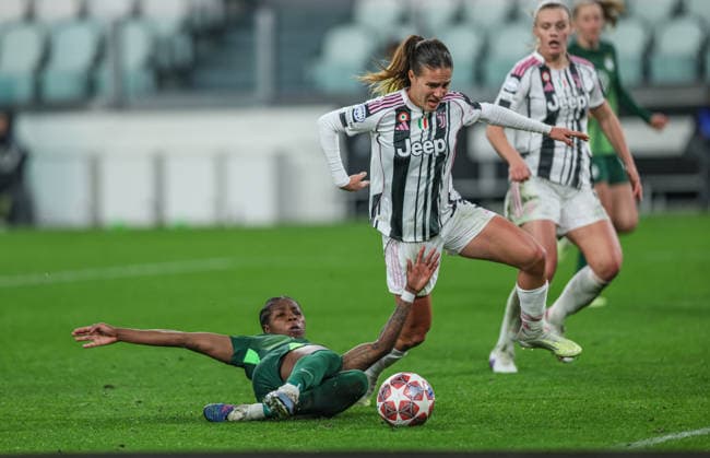 ITA, Wolfsburg, Juventus Turin vs VfL Wolfsburg, Women s Champions League, Fussball, UEFA, Spielzeit 2025 2026, Allianz Stadium, Playoffs, Rückspiel im Bild v.l.: Lineth Beerensteyn (VfL Wolfsburg Frauen 9), Estela Carbonell (Juventus Turin Frauen 3), Zweikampf im Strafraum DFB DFL REGULATIONS PROHIBIT ANY USE OF PHOTOGRAPHS AS IMAGE SEQUENCES AND OR QUASI-VIDEO, 19.02.2026 Copyright: HMBxMedia HendrikxHamelau