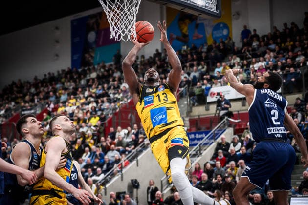 Yorman Polas Bartolo (MHP RIESEN Ludwigsburg, 13) zieht zum Korb, re.: Andrew Harrison (Syntainics MBC, 02), li.u.: Jonas Wohlfarth-Bottermann (MHP RIESEN Ludwigsburg, 18), Jure Planinic (Syntainics MBC, 44) GER, MHP Riesen Ludwigsburg vs. Syntainics MBC, Basketball Bundesliga, easycredit BBL, 21. Spieltag, Spielzeit 2025 2026, 19.02.2026 GER, MHP Riesen Ludwigsburg vs. Syntainics MBC, Basketball Bundesliga, easycredit BBL, 21. Spieltag, Spielzeit 2025 2026, 19.02.2026 Ludwigsburg Copyright: xSandyxDinkelackerx EP_SDR