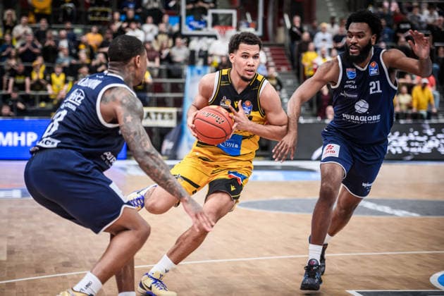 Brandon Tischler (MHP RIESEN Ludwigsburg, 24), Mitte zwischen Charles Callison (Syntainics MBC, 23), li. und RJ Gunn (Syntainics MBC, 21), re. GER, MHP Riesen Ludwigsburg vs. Syntainics MBC, Basketball Bundesliga, easycredit BBL, 21. Spieltag, Spielzeit 2025 2026, 19.02.2026 GER, MHP Riesen Ludwigsburg vs. Syntainics MBC, Basketball Bundesliga, easycredit BBL, 21. Spieltag, Spielzeit 2025 2026, 19.02.2026 Ludwigsburg Copyright: xSandyxDinkelackerx EP_SDR