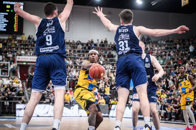Stefan Smith (MHP RIESEN Ludwigsburg, 03) spielt Ball zwischen Kresimir Nikic (Syntainics MBC, 09) und Spencer Reaves (Syntainics MBC, 31) hindurch GER, MHP Riesen Ludwigsburg vs. Syntainics MBC, Basketball Bundesliga, easycredit BBL, 21. Spieltag, Spielzeit 2025 2026, 19.02.2026 GER, MHP Riesen Ludwigsburg vs. Syntainics MBC, Basketball Bundesliga, easycredit BBL, 21. Spieltag, Spielzeit 2025 2026, 19.02.2026 Ludwigsburg Copyright: xSandyxDinkelackerx EP_SDR