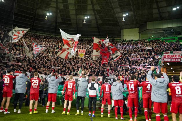 Fussball UEFA Europa League 2025 - 2026, Play-Offs Hinspiel - Celtic FC Glasgow vs VfB Stuttgart - Celtic Park Stadion (Glasgow, Schottland): Freude, Emotionen, Jubel bei Team und Fans aus Deutschland nach dem 1:4 Auswärtsieg. Zuschauer, Fans, Tribüne, Fahne, Transparent, Spruchband, Choreographie, Fanchoreo, Mannschaftsfoto, Totale, Perspektive Glasgow Schottland Vereinigtes Königreich Copyright: xJOERANxSTEINSIEKx