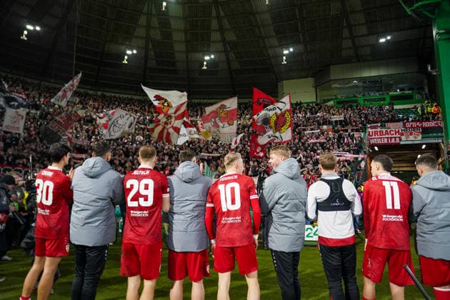 Fussball UEFA Europa League 2025 - 2026, Play-Offs Hinspiel - Celtic FC Glasgow vs VfB Stuttgart - Celtic Park Stadion (Glasgow, Schottland): Freude, Emotionen, Jubel bei Team und Fans aus Deutschland nach dem 1:4 Auswärtsieg. Zuschauer, Fans, Tribüne, Fahne, Transparent, Spruchband, Choreographie, Fanchoreo, Mannschaftsfoto, Totale, Perspektive Glasgow Schottland Vereinigtes Königreich Copyright: xJOERANxSTEINSIEKx