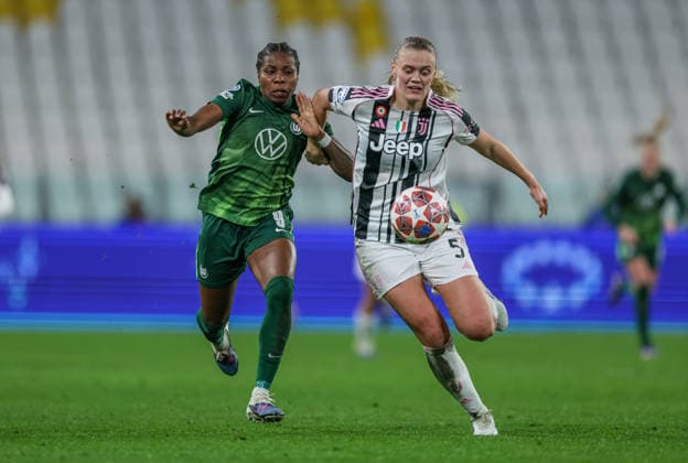 ITA, Wolfsburg, Juventus Turin vs VfL Wolfsburg, Women s Champions League, Fussball, UEFA, Spielzeit 2025 2026, Allianz Stadium, Playoffs, Rückspiel im Bild v.l.: Lineth Beerensteyn (VfL Wolfsburg Frauen 9), Mathilde Harviken (Juventus Turin Frauen 5), Zweikampf DFB DFL REGULATIONS PROHIBIT ANY USE OF PHOTOGRAPHS AS IMAGE SEQUENCES AND OR QUASI-VIDEO, 19.02.2026 Copyright: HMBxMedia HendrikxHamelau