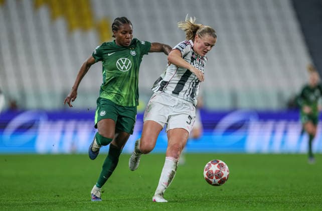 ITA, Wolfsburg, Juventus Turin vs VfL Wolfsburg, Women s Champions League, Fussball, UEFA, Spielzeit 2025 2026, Allianz Stadium, Playoffs, Rückspiel im Bild v.l.: Lineth Beerensteyn (VfL Wolfsburg Frauen 9), Mathilde Harviken (Juventus Turin Frauen 5), Zweikampf DFB DFL REGULATIONS PROHIBIT ANY USE OF PHOTOGRAPHS AS IMAGE SEQUENCES AND OR QUASI-VIDEO, 19.02.2026 Copyright: HMBxMedia HendrikxHamelau