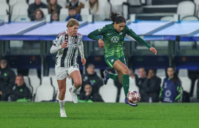 ITA, Wolfsburg, Juventus Turin vs VfL Wolfsburg, Women s Champions League, Fussball, UEFA, Spielzeit 2025 2026, Allianz Stadium, Playoffs, Rückspiel im Bild v.l.: Paulina Krumbiegel (Juventus Turin Frauen 27), Cora Zicai (VfL Wolfsburg Frauen 28) DFB DFL REGULATIONS PROHIBIT ANY USE OF PHOTOGRAPHS AS IMAGE SEQUENCES AND OR QUASI-VIDEO, 19.02.2026 Copyright: HMBxMedia HendrikxHamelau