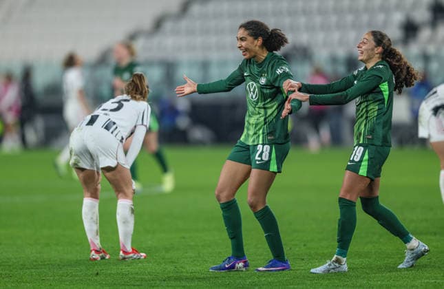 ITA, Wolfsburg, Juventus Turin vs VfL Wolfsburg, Women s Champions League, Fussball, UEFA, Spielzeit 2025 2026, Allianz Stadium, Playoffs, Rückspiel im Bild v.l.: Cora Zicai (VfL Wolfsburg Frauen 28), Kessya Bussy (VfL Wolfsburg Frauen 19), Tor, Jubel und Freude, Emotionen DFB DFL REGULATIONS PROHIBIT ANY USE OF PHOTOGRAPHS AS IMAGE SEQUENCES AND OR QUASI-VIDEO, 19.02.2026 Copyright: HMBxMedia HendrikxHamelau