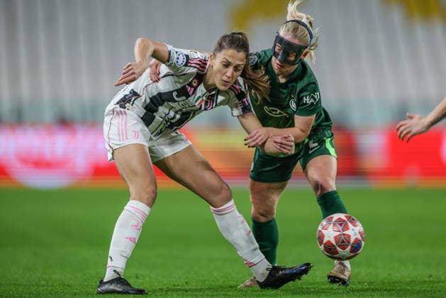 ITA, Wolfsburg, Juventus Turin vs VfL Wolfsburg, Women s Champions League, Fussball, UEFA, Spielzeit 2025 2026, Allianz Stadium, Playoffs, Rückspiel im Bild v.l.: Emma Stolen Godo (Juventus Turin Frauen 17), Thea Bjelde (VfL Wolfsburg Frauen 2) DFB DFL REGULATIONS PROHIBIT ANY USE OF PHOTOGRAPHS AS IMAGE SEQUENCES AND OR QUASI-VIDEO, 19.02.2026 Copyright: HMBxMedia HendrikxHamelau