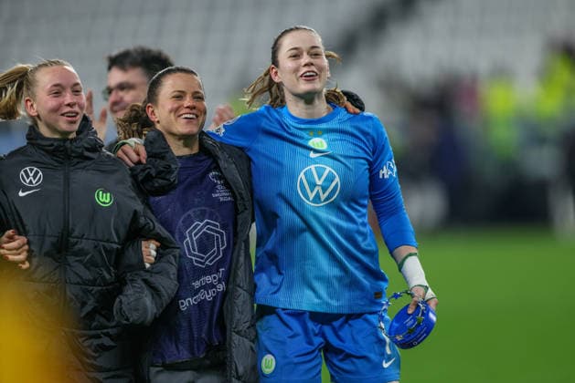 ITA, Wolfsburg, Juventus Turin vs VfL Wolfsburg, Women s Champions League, Fussball, UEFA, Spielzeit 2025 2026, Allianz Stadium, Playoffs, Rückspiel im Bild v.l.:Martina Tufekovic (VfL Wolfsburg Frauen 21), Stina Johannes (VfL Wolfsburg Frauen 1), Freude und Emotionen nach dem Sieg, player of the match trophy DFB DFL REGULATIONS PROHIBIT ANY USE OF PHOTOGRAPHS AS IMAGE SEQUENCES AND OR QUASI-VIDEO, 19.02.2026 Copyright: HMBxMedia HendrikxHamelau