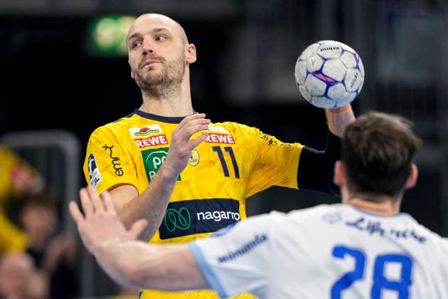 v.li.: Lukas Sandell (RNL, 11), Hendrik Wagner (TBV, 28), beim Sprungwurf, Wurf, Torwurf, Action, Aktion, Spielszene, 20.02.2026, Mannheim (Deutschland), Handball, Bundesliga, Rhein-Neckar Löwen - TBV Lemgo Lippe