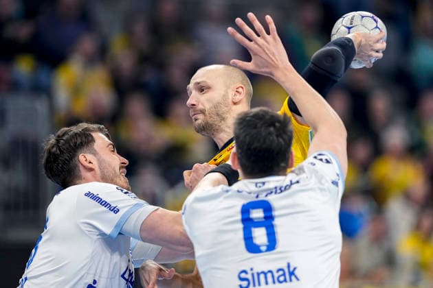v.li.: Hendrik Wagner (TBV, 28), Lukas Sandell (RNL, 11), Frederik Simak (TBV, 8), Zweikampf, Spielszene, Duell, duel, tackle, tackling, Dynamik, Action, Aktion, 20.02.2026, Mannheim (Deutschland), Handball, Bundesliga, Rhein-Neckar Löwen - TBV Lemgo Lippe