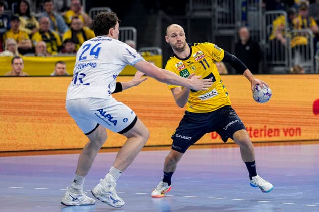 v.li.: Joel Willecke (TBV, 24), Lukas Sandell (RNL, 11), Zweikampf, Spielszene, Duell, duel, tackle, tackling, Dynamik, Action, Aktion, 20.02.2026, Mannheim (Deutschland), Handball, Bundesliga, Rhein-Neckar Löwen - TBV Lemgo Lippe
