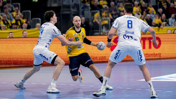 v.li.: Joel Willecke (TBV, 24), Lukas Sandell (RNL, 11), Frederik Simak (TBV, 8). Zweikampf, Spielszene, Duell, duel, tackle, tackling, Dynamik, Action, Aktion, 20.02.2026, Mannheim (Deutschland), Handball, Bundesliga, Rhein-Neckar Löwen - TBV Lemgo Lippe