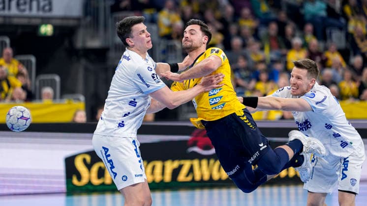 v.li.: Frederik Simak (TBV, 8), Dani Baijens (RNL, 77), Adam Nyfjäll (TBV, 22), Zweikampf, Spielszene, Duell, duel, tackle, tackling, Dynamik, Action, Aktion, 20.02.2026, Mannheim (Deutschland), Handball, Bundesliga, Rhein-Neckar Löwen - TBV Lemgo Lippe