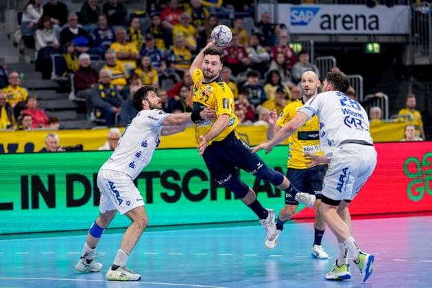 v.li.: Tim Suton (TBV, 23), Dani Baijens (RNL, 77), Hendrik Wagner (TBV, 28), Zweikampf, Spielszene, Duell, duel, tackle, tackling, Dynamik, Action, Aktion, 20.02.2026, Mannheim (Deutschland), Handball, Bundesliga, Rhein-Neckar Löwen - TBV Lemgo Lippe