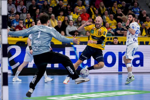 v.li.: Constantin Möstl (Torhüter, TBV, 1), Lukas Sandell (RNL, 11), Tim Suton (TBV, 23), beim Sprungwurf, Wurf, Torwurf, Action, Aktion, Spielszene, 20.02.2026, Mannheim (Deutschland), Handball, Bundesliga, Rhein-Neckar Löwen - TBV Lemgo Lippe