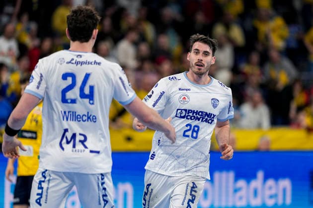 v.li.: Joel Willecke (TBV, 24), Torschütze Hendrik Wagner (TBV, 28), Spieler der TBV Lemgo, jubeln über ein Tor, Jubel, Torjubel, Torerfolg, celebrate the goal, goal, celebration, jubelt ueber das Tor, Freuen, Freude, freut sich, optimistisch, positiv, Spielszene, Highlight, Action, Aktion, 20.02.2026, Mannheim (Deutschland), Handball, Bundesliga, Rhein-Neckar Löwen - TBV Lemgo Lippe