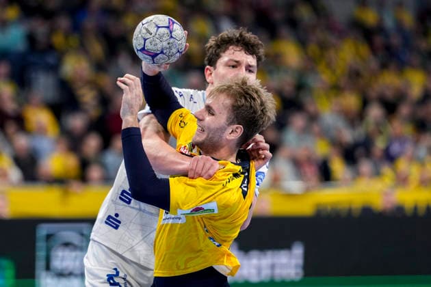 v.li.: Joel Willecke (TBV, 24), Mathias Larson (RNL, 4), Zweikampf, Spielszene, Duell, duel, tackle, tackling, Dynamik, Action, Aktion, 20.02.2026, Mannheim (Deutschland), Handball, Bundesliga, Rhein-Neckar Löwen - TBV Lemgo Lippe