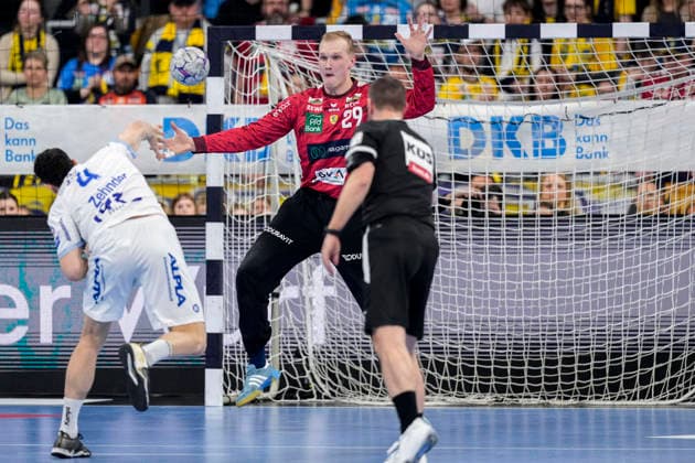 v.li.: Samuel Zehnder (TBV, 4) scheitert an David Späth (Torwart, RNL, 29), beim Siebenmeter, 7-Meter, Strafwurf, Spielszene, Action, Aktion, 20.02.2026, Mannheim (Deutschland), Handball, Bundesliga, Rhein-Neckar Löwen - TBV Lemgo Lippe