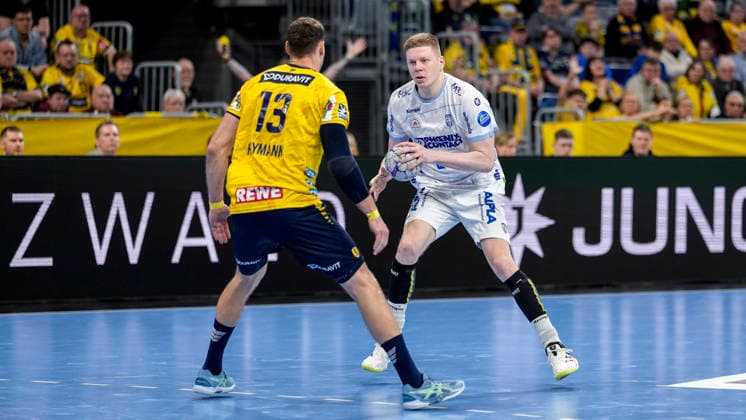 v.li.: Sebastian Heymann (RNL, 13), Niels Gerardus Versteijnen (TBV, 25), Zweikampf, Spielszene, Duell, duel, tackle, tackling, Dynamik, Action, Aktion, 20.02.2026, Mannheim (Deutschland), Handball, Bundesliga, Rhein-Neckar Löwen - TBV Lemgo Lippe