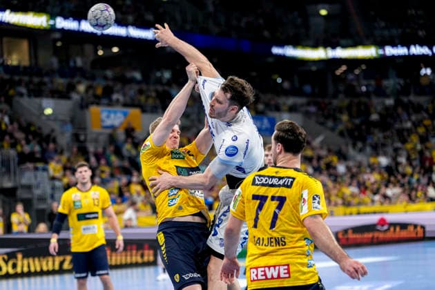v.li.: Haukur Thrastarson (RNL, 25), Hendrik Wagner (TBV, 28), Dani Baijens (RNL, 77), Zweikampf, Spielszene, Duell, duel, tackle, tackling, Dynamik, Action, Aktion, 20.02.2026, Mannheim (Deutschland), Handball, Bundesliga, Rhein-Neckar Löwen - TBV Lemgo Lippe