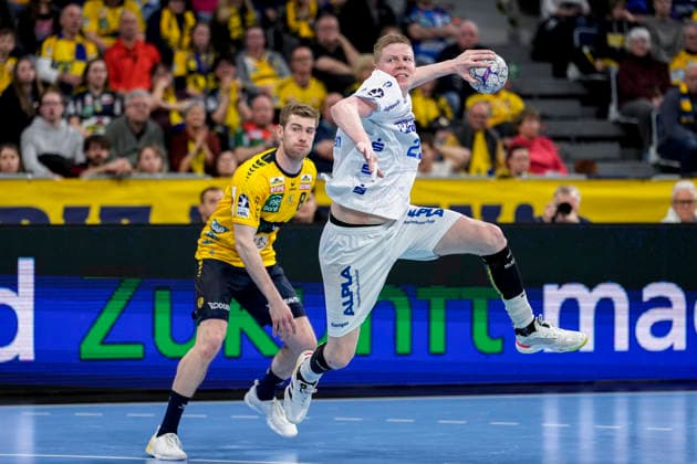 v.li.: Tim Nothdurft (RNL, 8), Niels Gerardus Versteijnen (TBV, 25), beim Sprungwurf, Wurf, Torwurf, Action, Aktion, Spielszene, 20.02.2026, Mannheim (Deutschland), Handball, Bundesliga, Rhein-Neckar Löwen - TBV Lemgo Lippe