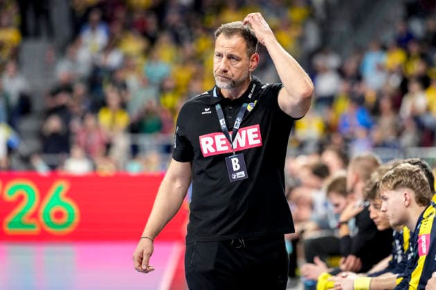 Maik Machulla (Trainer, Cheftrainer, RNL) kratzt sich am Kopf, Einzelbild, Einzelfoto, Aktion, Action, enttäuscht schauend, Enttäuschung, Frustration, disappointed, pessimistisch, 20.02.2026, Mannheim (Deutschland), Handball, Bundesliga, Rhein-Neckar Löwen - TBV Lemgo Lippe