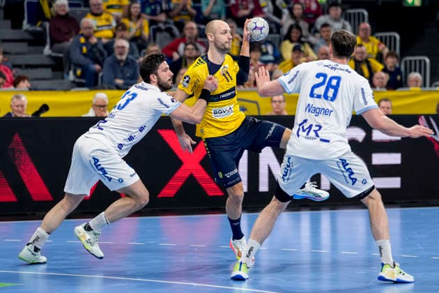 v.li.: Tim Suton (TBV, 23), Lukas Sandell (RNL, 11), Hendrik Wagner (TBV, 28), Zweikampf, Spielszene, Duell, duel, tackle, tackling, Dynamik, Action, Aktion, 20.02.2026, Mannheim (Deutschland), Handball, Bundesliga, Rhein-Neckar Löwen - TBV Lemgo Lippe