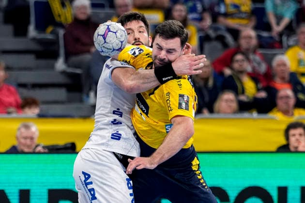 v.li.: Tim Suton (TBV, 23), Dani Baijens (RNL, 77), Zweikampf, Spielszene, Duell, duel, tackle, tackling, Dynamik, Action, Aktion, 20.02.2026, Mannheim (Deutschland), Handball, Bundesliga, Rhein-Neckar Löwen - TBV Lemgo Lippe