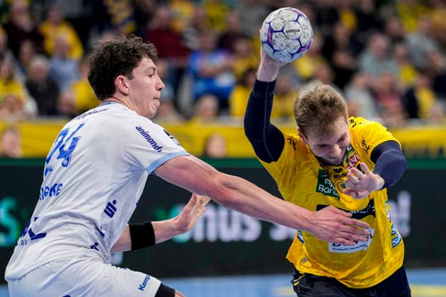 v.li.: Joel Willecke (TBV, 24), Mathias Larson (RNL, 4), Zweikampf, Spielszene, Duell, duel, tackle, tackling, Dynamik, Action, Aktion, 20.02.2026, Mannheim (Deutschland), Handball, Bundesliga, Rhein-Neckar Löwen - TBV Lemgo Lippe