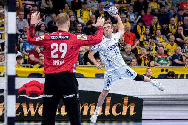 v.li.: David Späth (Torwart, RNL, 29), Bobby Schagen (TBV, 14), beim Sprungwurf, Wurf, Torwurf, Action, Aktion, Spielszene, 20.02.2026, Mannheim (Deutschland), Handball, Bundesliga, Rhein-Neckar Löwen - TBV Lemgo Lippe