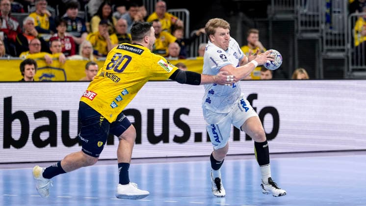 v.li.: Jannik Kohlbacher (RNL, 80), Lukas Hutecek (TBV, 2), Zweikampf, Spielszene, Duell, duel, tackle, tackling, Dynamik, Action, Aktion, 20.02.2026, Mannheim (Deutschland), Handball, Bundesliga, Rhein-Neckar Löwen - TBV Lemgo Lippe