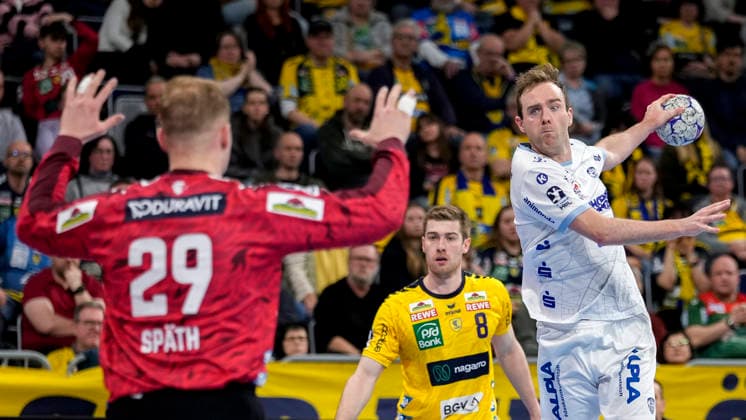 v.li.: David Späth (Torwart, RNL, 29), Tim Nothdurft (RNL, 8), Bobby Schagen (TBV, 14), beim Sprungwurf, Wurf, Torwurf, Action, Aktion, Spielszene, 20.02.2026, Mannheim (Deutschland), Handball, Bundesliga, Rhein-Neckar Löwen - TBV Lemgo Lippe