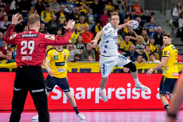 v.li.: David Späth (Torwart, RNL, 29), Tim Nothdurft (RNL, 8), Bobby Schagen (TBV, 14), Sebastian Heymann (RNL, 13), beim Sprungwurf, Wurf, Torwurf, Action, Aktion, Spielszene, 20.02.2026, Mannheim (Deutschland), Handball, Bundesliga, Rhein-Neckar Löwen - TBV Lemgo Lippe