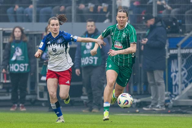 v.li.: Pauline Machtens (Hamburger SV, HSV, 28) und Larissa Mühlhaus (SV Werder Bremen, 7) im Zweikampf, Duell, Dynamik, Aktion, Action, Spielszene, DIE DFB-RICHTLINIEN UNTERSAGEN JEGLICHE NUTZUNG VON FOTOS ALS SEQUENZBILDER UND ODER VIDEOÄHNLICHE FOTOSTRECKEN. DFB REGULATIONS PROHIBIT ANY USE OF PHOTOGRAPHS AS IMAGE SEQUENCES AND OR QUASI-VIDEO., 21.02.2026, Hamburg (Deutschland), Fussball, Google Pixel Frauen-Bundesliga, Hamburger SV - SV Werder Bremen