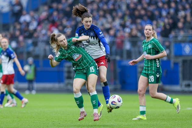 v.li.: Michelle Weiß (SV Werder Bremen, 15) und Lotta Wrede (Hamburger SV, HSV, 32) im Zweikampf, Duell, Dynamik, Aktion, Action, Spielszene, DIE DFB-RICHTLINIEN UNTERSAGEN JEGLICHE NUTZUNG VON FOTOS ALS SEQUENZBILDER UND ODER VIDEOÄHNLICHE FOTOSTRECKEN. DFB REGULATIONS PROHIBIT ANY USE OF PHOTOGRAPHS AS IMAGE SEQUENCES AND OR QUASI-VIDEO., 21.02.2026, Hamburg (Deutschland), Fussball, Google Pixel Frauen-Bundesliga, Hamburger SV - SV Werder Bremen