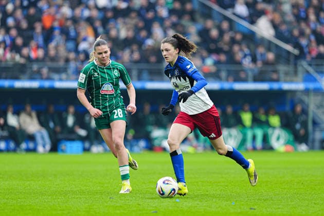 Juliane Wirtz (SV Werder Bremen, 28), Lotta Wrede (Hamburger SV, 32) GER, Hamburger SV vs. SV Werder Bremen, Frauen, Fussball, 1. Bundesliga, Spieltag 19, Saison 2025 2026, 21.02.2026 GER, Hamburger SV vs. SV Werder Bremen, Frauen, Fussball, 1. Bundesliga, Spieltag 19, Saison 2025 2026, 21.02.2026 Hamburg Copyright: xEibner-Pressefoto MarcelxvonxFehrnx EP_MFN