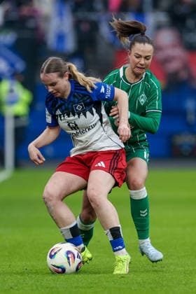 v.li.: Jonna Wrede (Hamburger SV, HSV, 26) und Maja Sternad (SV Werder Bremen, 11) im Zweikampf, Duell, Dynamik, Aktion, Action, Spielszene, DIE DFB-RICHTLINIEN UNTERSAGEN JEGLICHE NUTZUNG VON FOTOS ALS SEQUENZBILDER UND ODER VIDEOÄHNLICHE FOTOSTRECKEN. DFB REGULATIONS PROHIBIT ANY USE OF PHOTOGRAPHS AS IMAGE SEQUENCES AND OR QUASI-VIDEO., 21.02.2026, Hamburg (Deutschland), Fussball, Google Pixel Frauen-Bundesliga, Hamburger SV - SV Werder Bremen