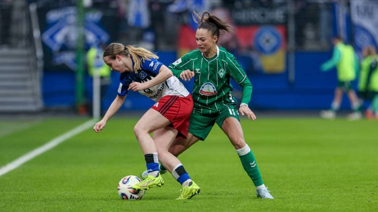 v.li.: Jonna Wrede (Hamburger SV, HSV, 26) und Maja Sternad (SV Werder Bremen, 11) im Zweikampf, Duell, Dynamik, Aktion, Action, Spielszene, DIE DFB-RICHTLINIEN UNTERSAGEN JEGLICHE NUTZUNG VON FOTOS ALS SEQUENZBILDER UND ODER VIDEOÄHNLICHE FOTOSTRECKEN. DFB REGULATIONS PROHIBIT ANY USE OF PHOTOGRAPHS AS IMAGE SEQUENCES AND OR QUASI-VIDEO., 21.02.2026, Hamburg (Deutschland), Fussball, Google Pixel Frauen-Bundesliga, Hamburger SV - SV Werder Bremen