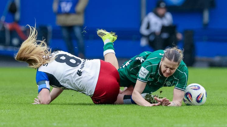 v.li.: Svea Stoldt (Hamburger SV, HSV, 8) und Larissa Mühlhaus (SV Werder Bremen, 7) im Zweikampf, Duell, Dynamik, Aktion, Action, Spielszene, DIE DFB-RICHTLINIEN UNTERSAGEN JEGLICHE NUTZUNG VON FOTOS ALS SEQUENZBILDER UND ODER VIDEOÄHNLICHE FOTOSTRECKEN. DFB REGULATIONS PROHIBIT ANY USE OF PHOTOGRAPHS AS IMAGE SEQUENCES AND OR QUASI-VIDEO., 21.02.2026, Hamburg (Deutschland), Fussball, Google Pixel Frauen-Bundesliga, Hamburger SV - SV Werder Bremen