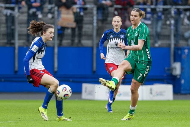 v.li.: Lotta Wrede (Hamburger SV, HSV, 32) und Larissa Mühlhaus (SV Werder Bremen, 7) am Ball, Einzelbild, Ganzkörper, Aktion, Action, Spielszene, DIE DFB-RICHTLINIEN UNTERSAGEN JEGLICHE NUTZUNG VON FOTOS ALS SEQUENZBILDER UND ODER VIDEOÄHNLICHE FOTOSTRECKEN. DFB REGULATIONS PROHIBIT ANY USE OF PHOTOGRAPHS AS IMAGE SEQUENCES AND OR QUASI-VIDEO., 21.02.2026, Hamburg (Deutschland), Fussball, Google Pixel Frauen-Bundesliga, Hamburger SV - SV Werder Bremen