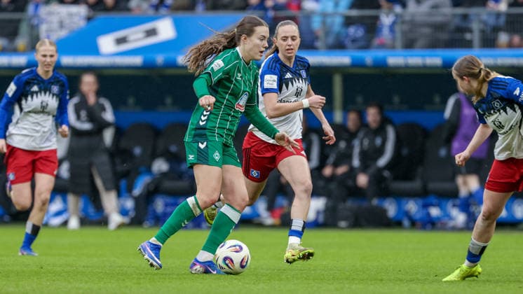 v.li.: Mara Alber (SV Werder Bremen, 37) äba, Victoria Schulz (Hamburger SV, HSV, 19) und Jonna Wrede (Hamburger SV, HSV, 26), DIE DFB-RICHTLINIEN UNTERSAGEN JEGLICHE NUTZUNG VON FOTOS ALS SEQUENZBILDER UND ODER VIDEOÄHNLICHE FOTOSTRECKEN. DFB REGULATIONS PROHIBIT ANY USE OF PHOTOGRAPHS AS IMAGE SEQUENCES AND OR QUASI-VIDEO., 21.02.2026, Hamburg (Deutschland), Fussball, Google Pixel Frauen-Bundesliga, Hamburger SV - SV Werder Bremen