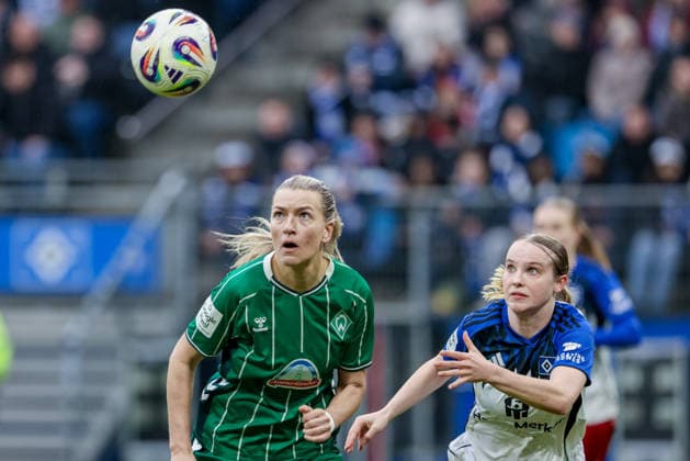 v.li.: Medina Desic (SV Werder Bremen, 9) und Jonna Wrede (Hamburger SV, HSV, 26) im Zweikampf, Duell, Dynamik, Aktion, Action, Spielszene, DIE DFB-RICHTLINIEN UNTERSAGEN JEGLICHE NUTZUNG VON FOTOS ALS SEQUENZBILDER UND ODER VIDEOÄHNLICHE FOTOSTRECKEN. DFB REGULATIONS PROHIBIT ANY USE OF PHOTOGRAPHS AS IMAGE SEQUENCES AND OR QUASI-VIDEO., 21.02.2026, Hamburg (Deutschland), Fussball, Google Pixel Frauen-Bundesliga, Hamburger SV - SV Werder Bremen