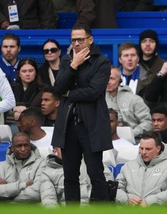 Chelsea manager Liam Rosenior stands in the dugout Chelsea v Burnley, Premier League, Football, Stamford Bridge, London, UK - 21 Feb 2026London Stamford Bridge United Kingdom EDITORIAL USE ONLY No use with unauthorised audio, video, data, fixture lists, club league logos or live services. Online in-match use limited to 120 images, no video emulation. No use in betting, games or single club league player publications. Copyright: xJedxLeicester Shutterstockx 16681483h