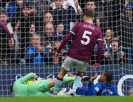 Joao Pedro of Chelsea score the opening goal by sliding in to the ball ahead of Burnley goalkeeper Martin Dubravka Chelsea v Burnley, Premier League, Football, Stamford Bridge, London, UK - 21 Feb 2026London Stamford Bridge United Kingdom EDITORIAL USE ONLY No use with unauthorised audio, video, data, fixture lists, club league logos or live services. Online in-match use limited to 120 images, no video emulation. No use in betting, games or single club league player publications. Copyright: xJedxLeicester Shutterstockx 16681483b