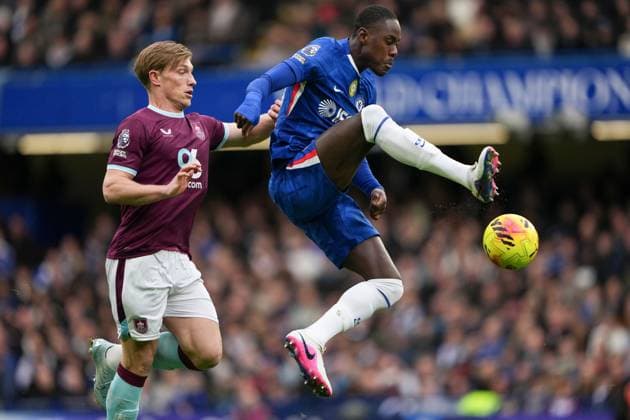 Trevor Chalobah of Chelsea kicks the ball away from Zian Flemming of Burnley Chelsea v Burnley, Premier League, Football, Stamford Bridge, London, UK - 21 Feb 2026London Stamford Bridge United Kingdom EDITORIAL USE ONLY No use with unauthorised audio, video, data, fixture lists, club league logos or live services. Online in-match use limited to 120 images, no video emulation. No use in betting, games or single club league player publications. Copyright: xJedxLeicester Shutterstockx 16681483k