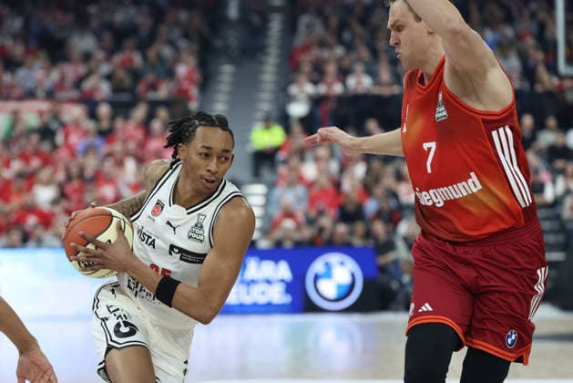 Austin Crowley (BMA365 Bamberg Baskets, 85) mit Johannes Voigtmann (FC Bayern Basketball, 07), GER, FC Bayern Basketball vs. BMA365 Bamberg Baskets, Basketball, BBL Pokal, BMW TOP FOUR, Halbfinale, Saison 2025 2026, 21.02.2026, GER, FC Bayern Basketball vs. BMA365 Bamberg Baskets, Basketball, BBL Pokal, BMW TOP FOUR, Halbfinale, Saison 2025 2026, 21.02.2026 Muenchen Copyright: xEibner-Pressefoto JennixMaulx EP_JML